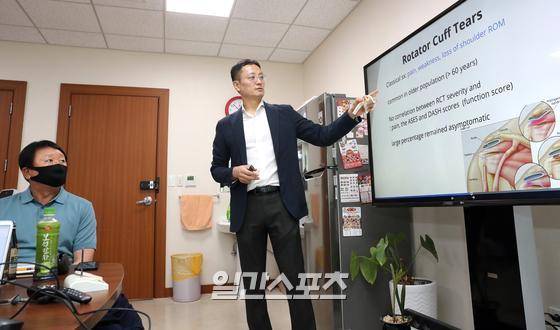 MLB 연수가 무산되자, 선동열 감독은 지난 3월부터 스터디 그룹을 구성해 각계 전문가로부터 강의를 들었다. 사진은 재활 전문의로부터 강의를 받는 선동열 감독의 모습. 정시종 기자