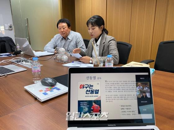 지난 10월 29일 서울대 언론정보문화 특강에 참여한 선동열 전 감독과 서울대 신입생인 김라경 투수