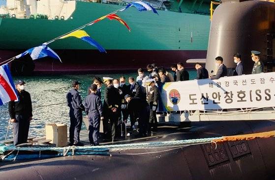 10일 서욱 국방부 장관이 안무함 진수식을 마친 뒤 안무함에 앞서 2018년 진수한 도산안창호함에 오르고 있다. [박용한 기자]