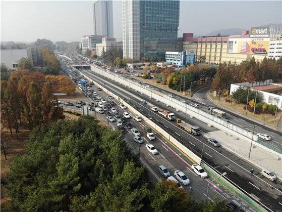 12일 과천~수서방향 2차로가 우선 개통될 예정인 양재동 매헌지하차도의 모습. [사진 서울시]