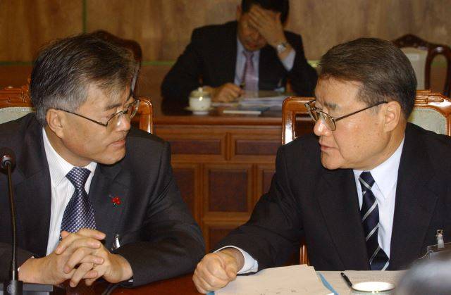 라종일 교수는 노무현정부에서 국가안보보좌관(현 국가안보실장)을 지낼 때 당시 민정수석비서관이던 문재인 대통령과 함께 일했다. 라 교수는 지난 대선에서 문재인 캠프의 외교자문단 ‘국민 아그레망’에 참여한 바 있다. 사진은 2003년 12월 8일 청와대 수석․보좌관회의에서 현안을 논의하는 라종일(오른쪽) 국가안보보좌관과 문재인 민정수석. 국민일보DB