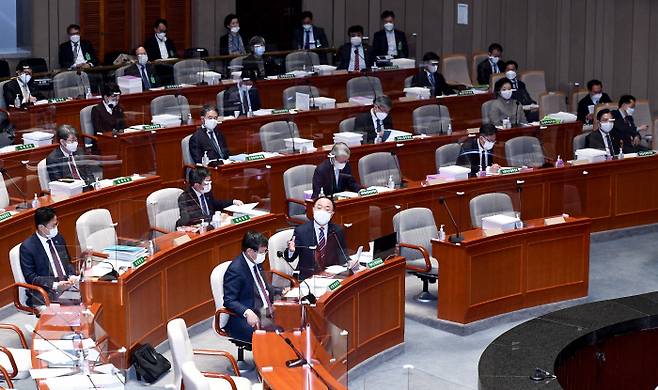 답변하는 홍남기 경제부총리

    (서울=연합뉴스) 안정원 기자 = 홍남기 경제부총리 겸 기획재정부 장관이 10일 서울 여의도 국회에서 열린 예산결산특별

위원회 전체회의에서 의원의 질의에 답하고 있다. 2020.11.10

    jeong@yna.co.kr

(끝)





<저작권자(c) 연합뉴스, 무단 전재-재배포 금지>