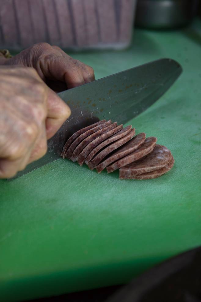 햄을 손질하는 모습.