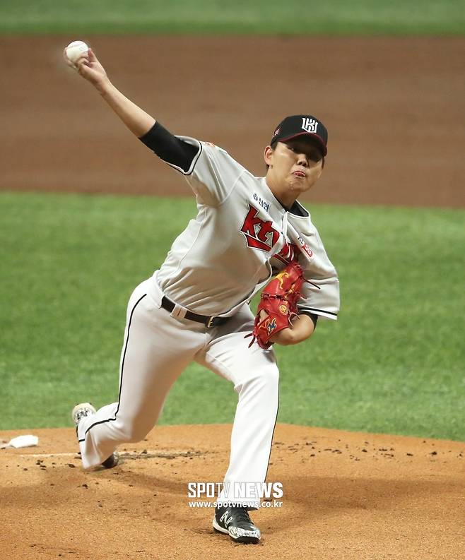 ▲ kt 위즈의 만 19세 고졸 신인투수 소형준은 9일 플레이오프 1차전에 선발등판해 6.2이닝 3안타 1볼넷 무실점의 역투를 펼쳤다. 1992년 준플레이오프 1차전에서 완봉승을 거둔 롯데 염종석을 떠올리게 할 정도의 빛나는 투구였다. ⓒ고척, 곽혜미 기자