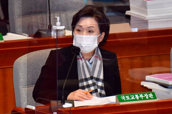김현미 국토교통부 장관이 9일 서울 여의도 국회에서 열린 예산결산특별위원회 전체회의에서 답변하고 있다. (사진=연합뉴스)
