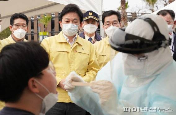 원희룡 제주지사가 29일 제주공항 내 코로나19 개방형 선별진료소를 방문해 진료소 요원이 코로나 검사를 하는 모습을 지켜보고 있다. 2020.03.29 [제주도 제공]