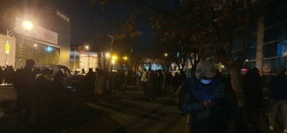 지난 11일 경북 구미시 신평동 '구미아이파크더샵' 견본주택 앞 사람들이 장사진을 이루고 있다.