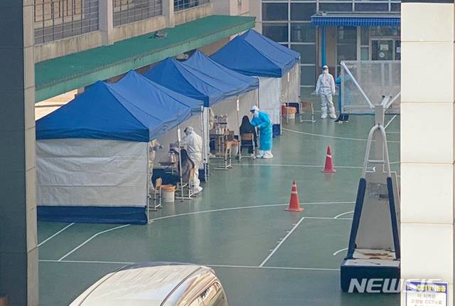 [천안=뉴시스]이종익 기자 = 12일 오전 충남 천안시 백석중학교에 설치된 선별진료소에서 학생 및 교직원을 대상으로 신종 코로나바이러스 감염증(코로나19) 전수검사가 진행되고 있다. 2020.11.12. 007news@newsis.com