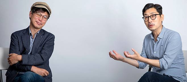 ⓒ시사IN 신선영대학을 떠나 지역공동체 활동을 하는 사회학자 조형근씨(왼쪽)와 서울 연신내에서 작은 서점을 운영하는 노명우 교수가 만났다.