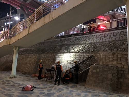 119소방대원이 난간에서 떨어진 남성을 구조하고 있다. [동래소방서 제공. 재판매 및 DB 금지]