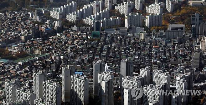 집은 많은데 살 집은... (서울=연합뉴스) 한상균 기자 = 2일 송파구 롯데월드타워 서울스카이에서 바라본 모습.      정부가 새 주택임대차보호법을 시행한 지 석 달이 지났지만 전·월세 물건은 없고 가격만 오르고 있다. 기획재정부와 국토교통부에 따르면 이번 주 정부의 전세난 해결책 발표는 어려운 것으로 전해졌다. 2020.11.2 xyz@yna.co.kr