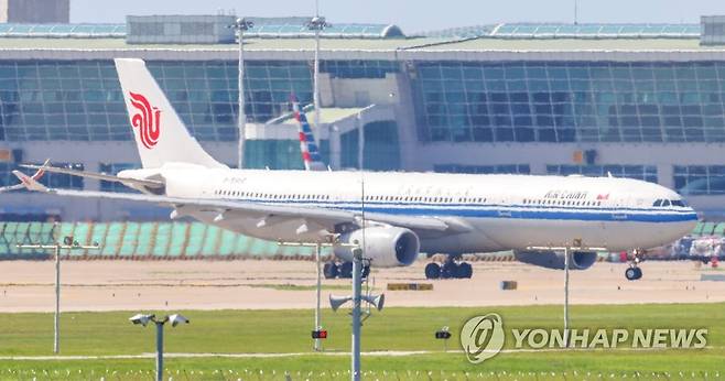 2020년 9월 4일 오후 현대자동차가 마련한 베이징행 전세기가 이륙을 위해 인천국제공항 활주로 위를 이동하고 있다. [연합뉴스 자료사진]
