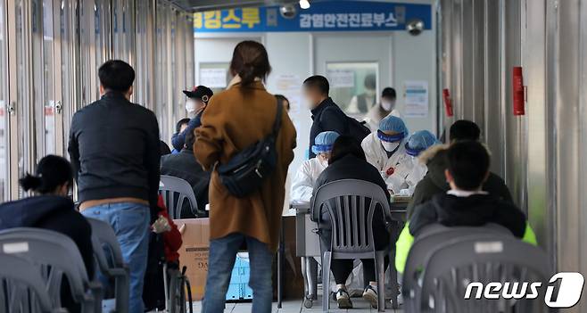 국내 신종 코로나바이러스 감염증(코로나19) 신규 확진자가 12일 0시 기준으로 143명 발생했다. 국내 지역발생이 128명, 해외유입이 15명이다. 일일 확진자는 닷새 째 세 자릿수를 이어가고 있다. 12일 서울 동대문구 보건소에 마련된 신종 코로나바이러스 감염증(코로나19) 선별진료소에서 시민들이 검사를 위해 대기하고 있다. 2020.11.12/뉴스1 © News1 이승배 기자