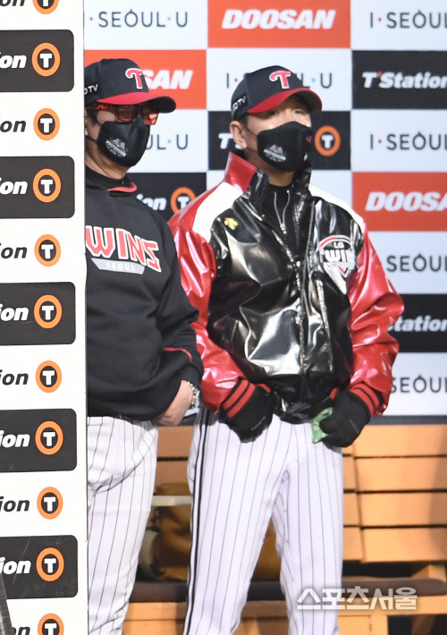 LG 류중일 감독(왼쪽)과 류지현 코치가 4일 잠실구장에서 열린 두산과 LG와의 준플레이오프 1차전에서 팀의 패배를 지켜보고 있다. LG는 준플레이오프 1차전에서 두산에 0-4로 완패했다. 2020. 11. 4. 잠실 | 박진업 기자 upandup@sportsseoul.com