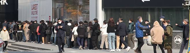 13일 오전 서울 명동의 유니클로 매장 앞에서 소비자들이 ‘+J(플러스 제이)’ 컬렉션 제품을 구입하기 위해 줄을 서고 있다. /김연정 객원기자