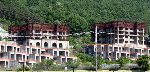 공정율 34%에서 방치돼 도심 속 흉물로 전락한 파주 탄현면 통일동산 휴양콘도미니엄 건설 현장. /연합뉴스