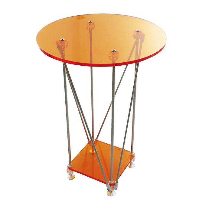 환타 오렌지 컬러의 유광 아크릴로 제작된 사이드 테이블 24만원.