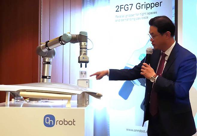 2FG7을 시연하고 있는 온로봇 코리아 최민석 대표 (출처=IT동아)