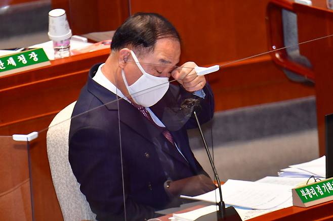 홍남기 부총리 겸 기획재정부 장관은 지난 6일 국회 기획재정위원회에서 "(전세) 대책이 있었으면 발표했을 것"이라며 "추가로 할 수 있는 최대한의 고민을 하고 있다"고 밝혔다. 사진은 9일 서울 여의도 국회에서 열린 예산결산특별위원회 전체회의에 참여한 모습. [연합뉴스]