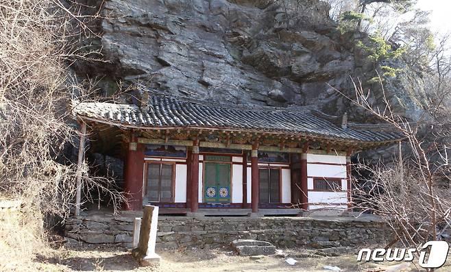평양시 순안구역 오산리 담화산에 있는 동금강암. 고려 초기인 955년에 창건되었으며, 현재 건물은 1936년에 고쳐 지은 것이다. (미디어한국학 제공) 2020.11.14.© 뉴스1