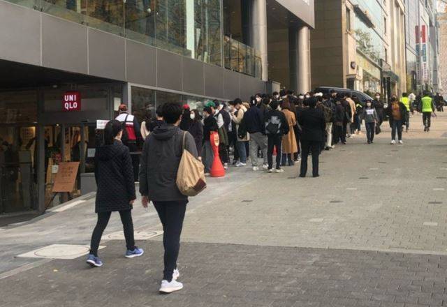 유니클로가 유명 패션디자이너와 합작한 한정판 상품을 출시한 13일 유니클로 신사점 앞에 긴 대기줄이 늘어선 모습. 트위터 @jubsul