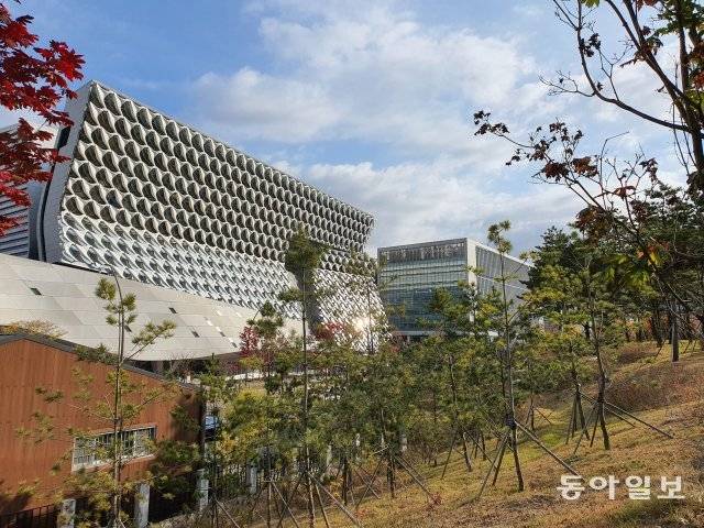 ‘코오롱 one&only타워’(사진 왼쪽)와 ‘LG사이언스파크’(사진 뒤쪽) 사이 지점이 마곡산업단지의 중심점이자 강한 지기가 형성돼 있는 곳이다. 안영배 논설위원