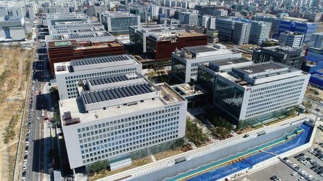 마곡산업단지에 조성된 ‘LG사이언스파크’ 전경. 국내 최대 규모(연면적 111만 ㎡·여의도 면적의 3분의 1)의 연구개발단지로, LG전자 LG화학 등 LG그룹 8개 계열사의 연구개발(R&D) 인력이 근무하고 있다. LG그룹 제공