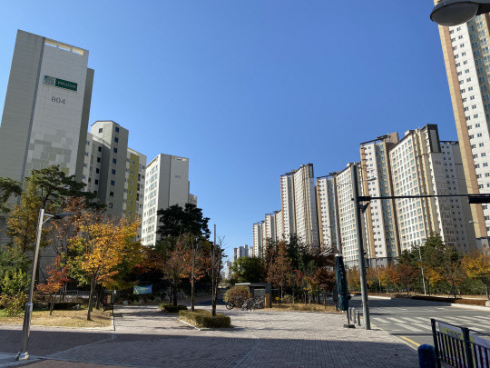 정부가 추가 부동산 규제를 고민하고 있는 사이 또 다시 규제를 피한 부동산 풍선효과가 부풀 조짐을 보이고 있다. 사진은 추가 부동산 규제를 앞두고 있는 김포시 운양동 일대 앞트 전경.



(사진=이상현 기자)