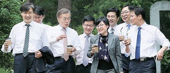 문재인 대통령이 2017년 5월 11일 청와대 1기 참모진과 오찬을 함께한 뒤 커피를 들고 청와대 경내를 산책하고 있다. 문 대통령의 오른쪽에 이정도 총무비서관의 모습이 보인다. [김성룡 기자]