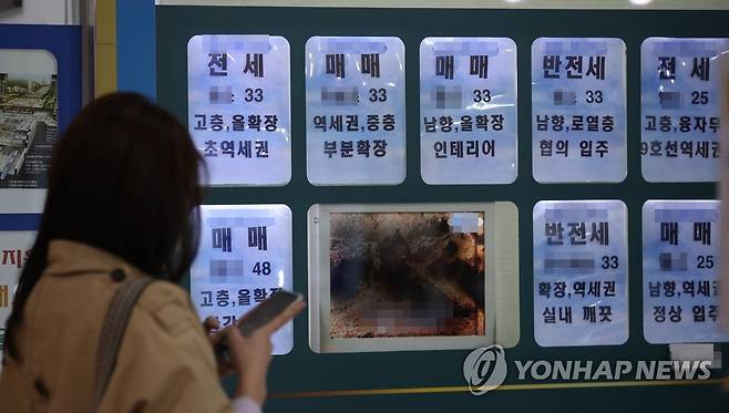 최근 3개월 동안 서울 전셋값 상승률, 매맷값의 7배 (서울=연합뉴스) 박동주 기자 = 새 임대차법 시행 후 최근 3개월 동안 서울의 아파트 전셋값 상승률이 매매가격 상승률의 7배에 달하는 것으로 나타났다. 사진은 11일 오후 서울 송파구의 한 상가 부동산중개업소. 2020.11.11 pdj6635@yna.co.kr