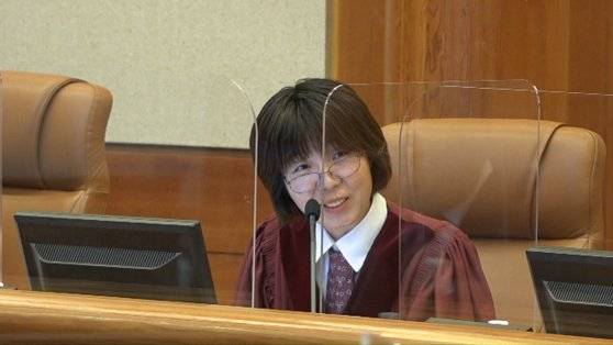 12일 열린 헌법재판소의 공개변론에서 이선애 재판관이 양측 대리인들에게 질문을 하고 있다. [헌법재판소 제공 영상 캡쳐]