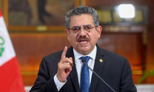 페루에서 반(反)정부 시위가 연일 거세지자 15일(현지시간) 마누엘 메리노 임시 대통령이 대통령궁에서 TV 중계 연설을 통해 사임한다고 밝히고 있다. AFP연합뉴스