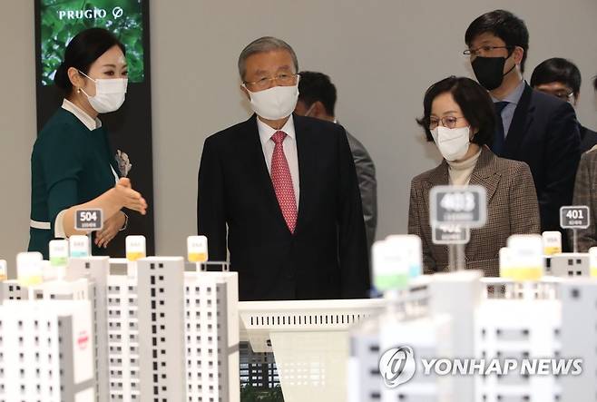 부동산 현장방문 나선 김종인 (서울=연합뉴스) 부동산 문제 현장방문에 나선 국민의힘 김종인 비상대책위원장이 16일 경기 과천시 갈현동 과천 지식정보센터 견본주택을 찾아 현장을 둘러보고 있다.  2020.11.16    [국회사진기자단] zjin@yna.co.kr