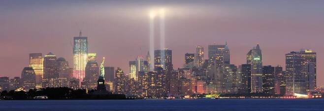 2017년 9월 11일 자유의 여신상과 뉴욕 마천루를 배경으로 두 빛줄기가 밤하늘로 치솟고 있다. 이는 매년 9·11 테러 희생자들을 위한 추모 행사의 하나인데, 빛줄기가 보이는 곳이 원래 쌍둥이 빌딩인 월드트레이트센터가 있던 자리다.