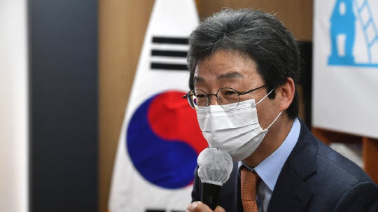 유승민(사진) 전 의원이 16일 서울 여의도 국회 앞 태흥빌딩 '희망 22' 사무실에서 '결국 경제다'를 주제로 열린 '주택문제, 사다리를 복원하다' 토론회에서 인사말을 하고 있다. <연합뉴스>