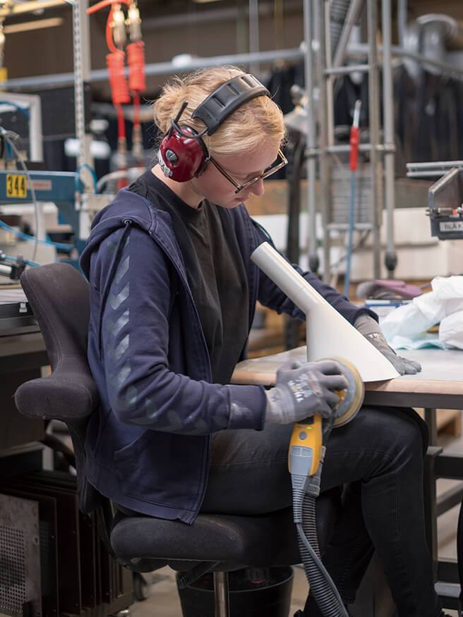 아르네 야콥슨이 디자인한 ‘AJ 테이블 램프(AJ Table Lamp)’ 셰이드에 코팅 작업이 한창이다.