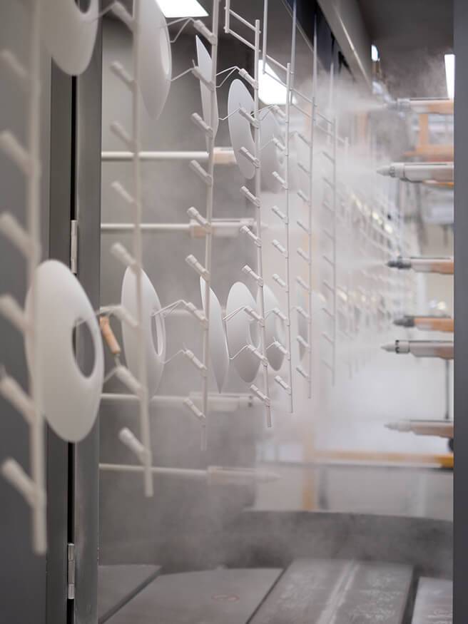 루이스 폴센의 인기 모델 PH 5의 컬러 작업이 진행되고 있다.