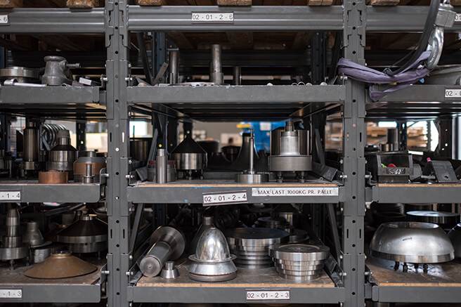 모델별 부품들이 차곡차곡 정리된 창고.