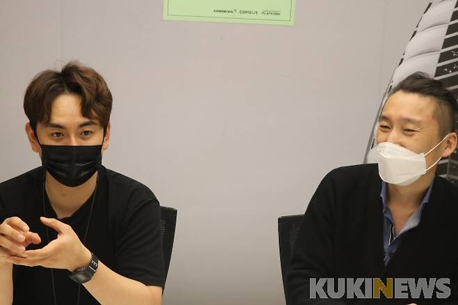 ▲ 모션 캡처가 끝난 뒤 질문에 답하고 있는 김지호 사원·유경종 연출팀장. 사진=김찬홍 기자