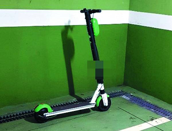 공유 전동킥보드 한 대가 지난 13일 서울 송파구의 한 오피스텔 앞에 방치돼 있다. 황윤태 기자