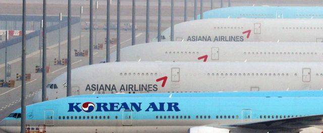 인천국제공항 전망대에서 바라본 계류장에 대한항공과 아시아나항공 여객기 모습. 뉴시스