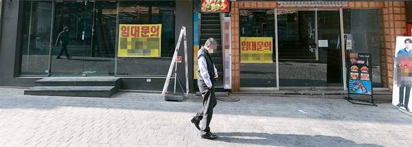 17일 오후 서울 명동 거리 상가 건물 1층에 임대 문의를 안내하는 현수막이 내걸려 있는 가운데 행인이 지나가고 있다. [한주형 기자]
