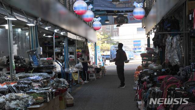 [광주=뉴시스] 김혜인 기자 = 신종 코로나바이러스 감염증(코로나19)환자 속출한 전남대 병원 인근에 위치한 17일 광주 동구 학동 모 시장에서는 오가는 행인이  줄어 한산한 모습을 보이고 있다.2020.11.17.  hyein0342@newsis.com