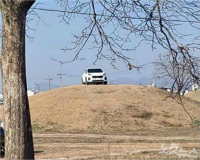 경주 쪽샘지구 79호분 위에 세워진 흰색 SUV차량 모습(사진=독자 제공)