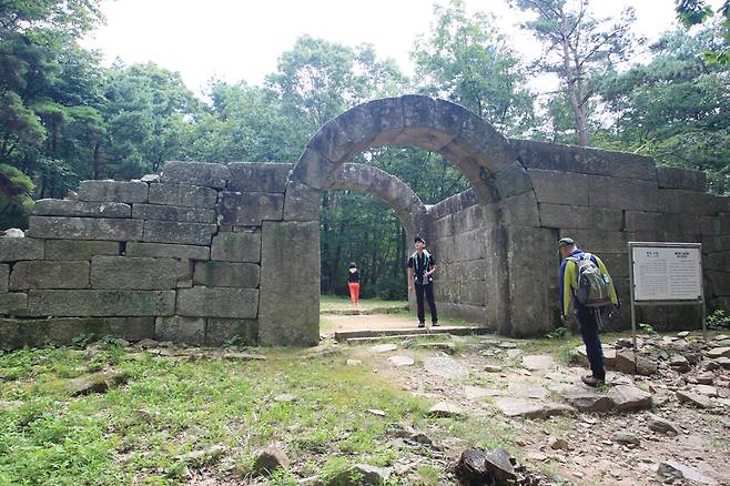화산산성 북문은 애초부터 미완성의 성城으로 옛 모습 그대로다.