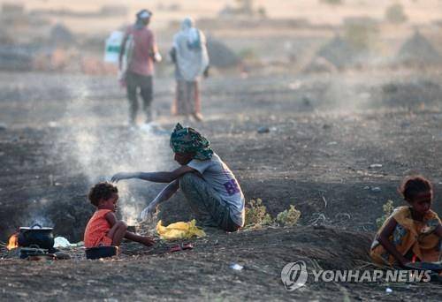 14일 수단 난민센터에 와 공터에서 밥을 짓고 있는 에티오피아 피란민들 [AFP=연합뉴스]