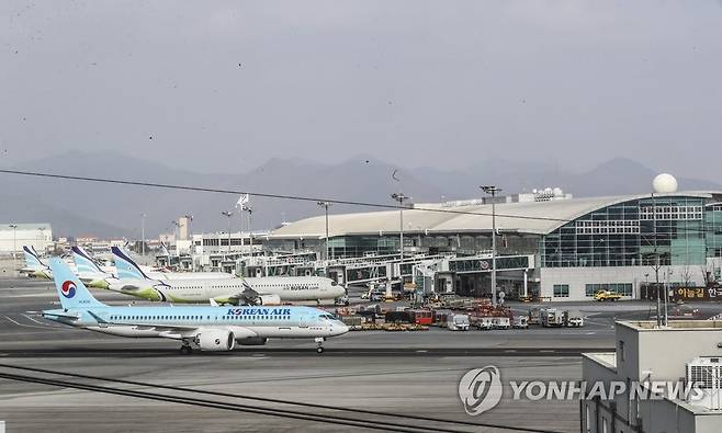 관심 집중되는 김해국제공항 (부산=연합뉴스) 강덕철 기자 = 국무총리실 산하 김해신공항 검증위원회가 김해신공항 타당성 검증 결과 발표를 앞둔 17일 김해국제공항 계류장에 항공기들이 서 있다.  kangdcc@yna.co.kr