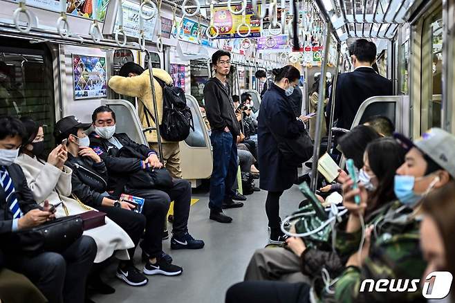 17일 오후 촬영된 일본 도쿄 전철 안 모습 © AFP=뉴스1