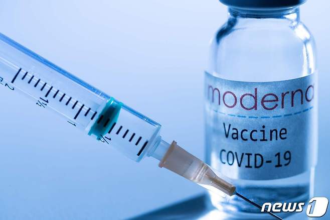 미국 생명공학 회사 모더나가 개발했다고 발표한 예방률 95%의 코로나19 백신과 주사기의 모습이 보인다, © AFP=뉴스1 © News1 우동명 기자