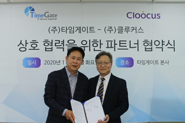 신승호 타임게이트 부사장(왼쪽)과 조상철 클루커스 조상철 COO가 클라우드 사업 협력을 위한 협약을 맺고 있다.